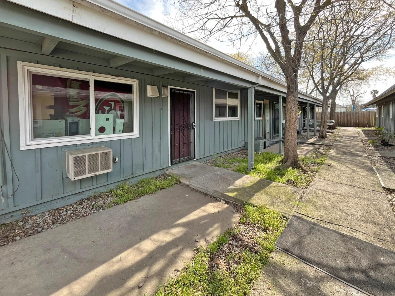 Detail Gallery Image 2 of 11 For 742 Bowles St, Sacramento,  CA 95815 - – Beds | – Baths
