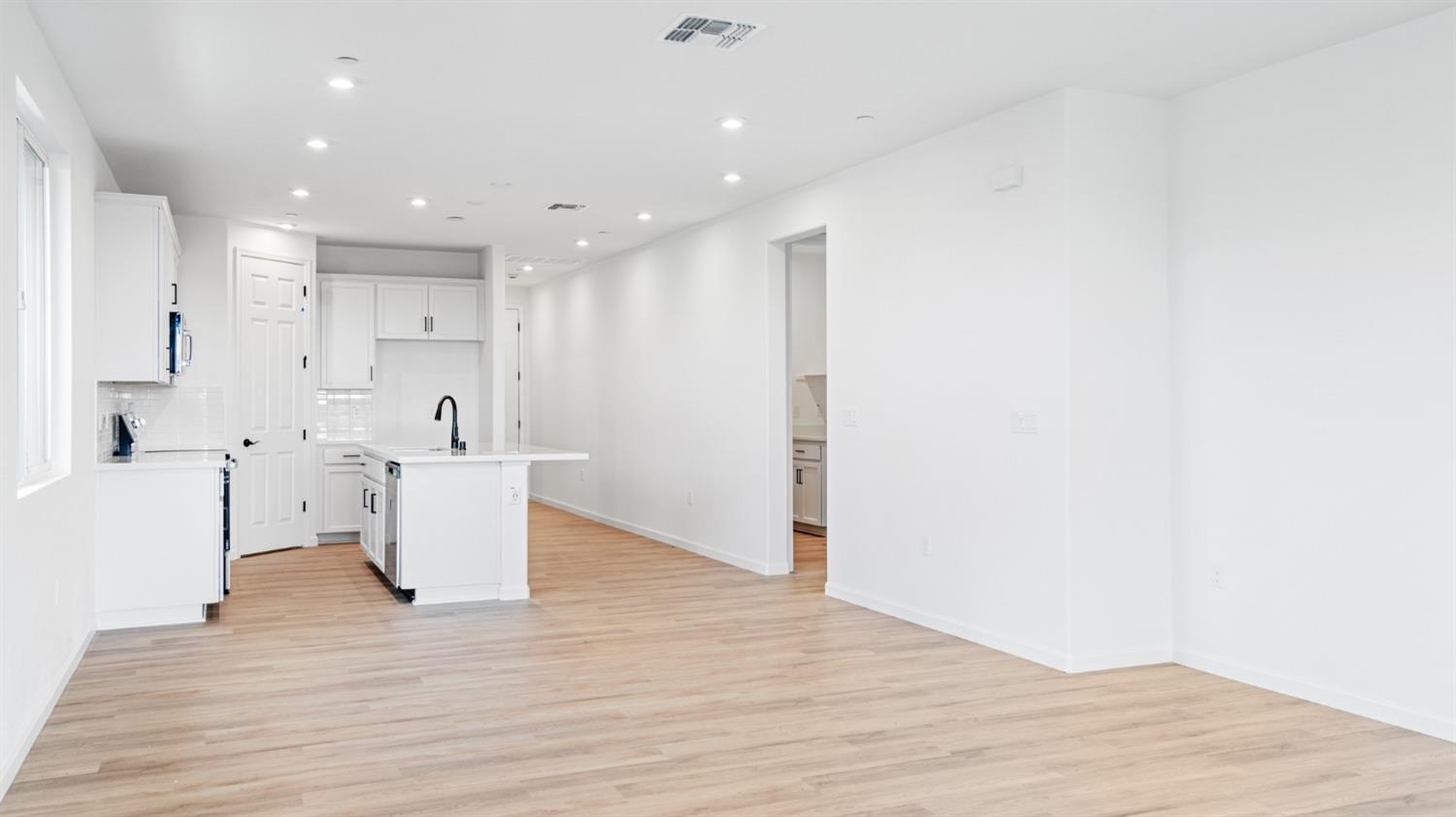 Detail Gallery Image 16 of 36 For 1054 Camomile Dr, Plumas Lake,  CA 95961 - 4 Beds | 2 Baths