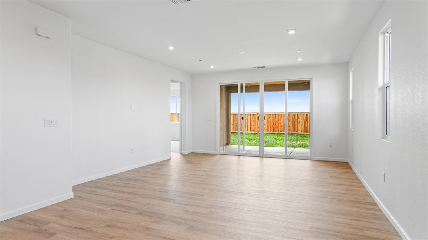 Detail Gallery Image 11 of 36 For 1054 Camomile Dr, Plumas Lake,  CA 95961 - 4 Beds | 2 Baths