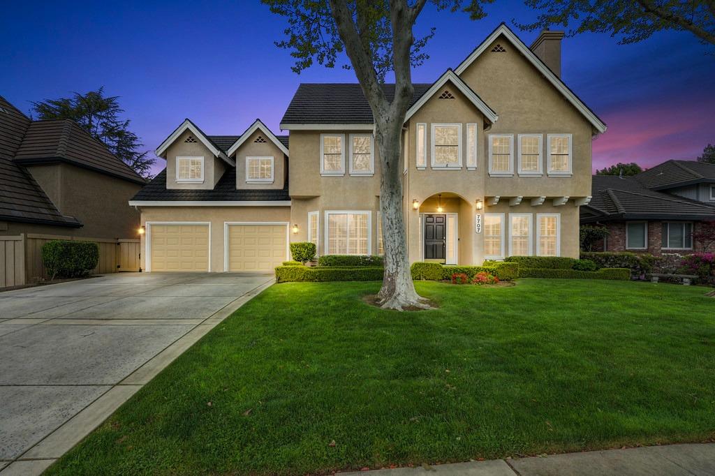 Detail Gallery Image 4 of 78 For 7707 Rio Barco Way, Sacramento,  CA 95831 - 4 Beds | 3 Baths
