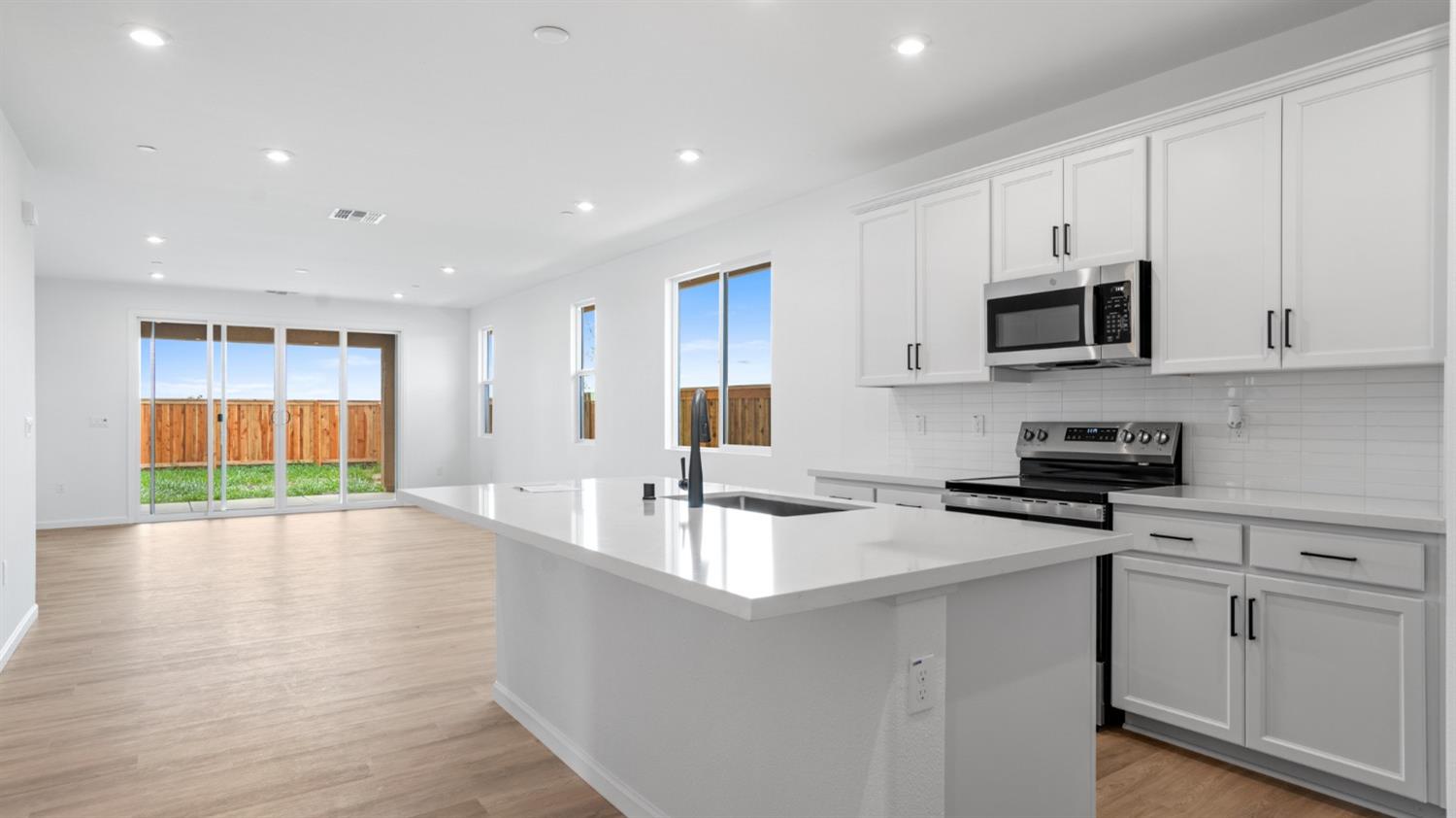 Detail Gallery Image 8 of 36 For 1054 Camomile Dr, Plumas Lake,  CA 95961 - 4 Beds | 2 Baths