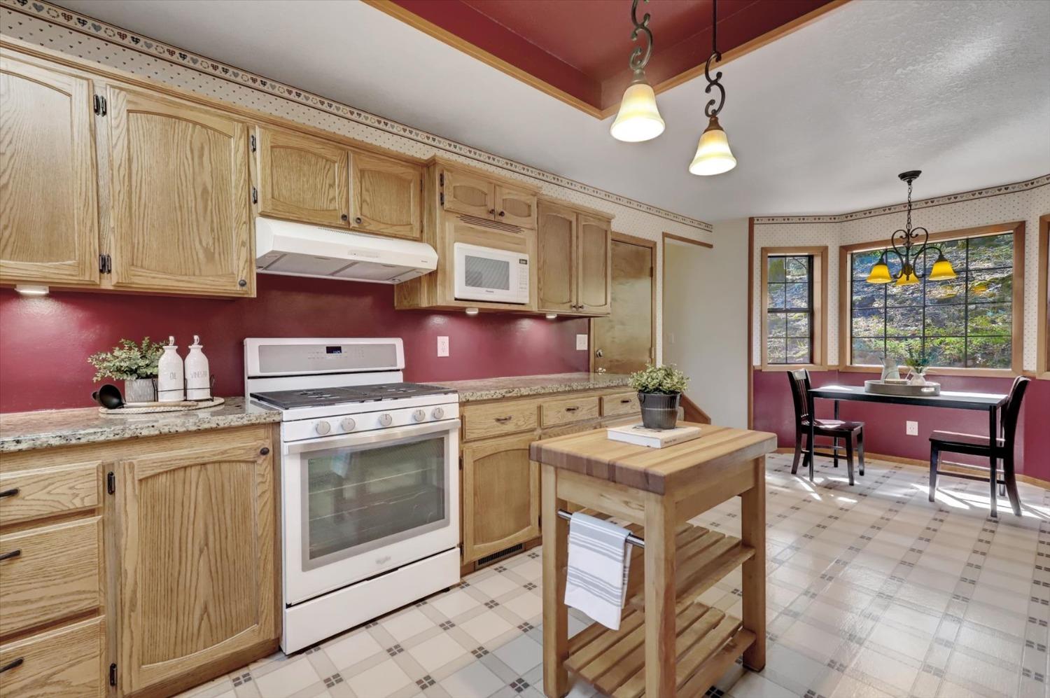 Detail Gallery Image 10 of 88 For 25801 Oak Forest Ct, Colfax,  CA 95713 - 6 Beds | 3/1 Baths
