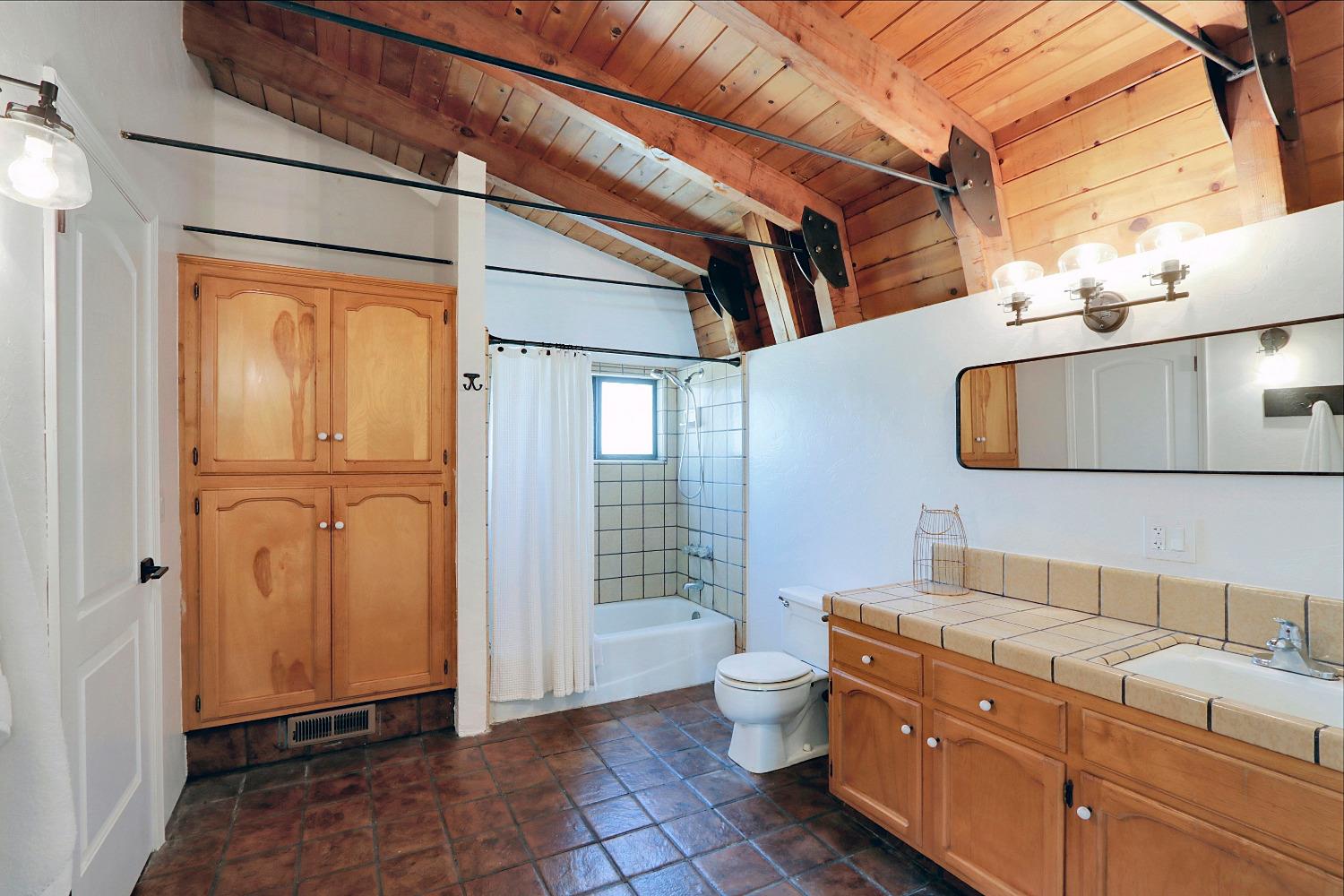 Detail Gallery Image 35 of 81 For 11855 E Eagle Bay, Acampo,  CA 95220 - 3 Beds | 2 Baths