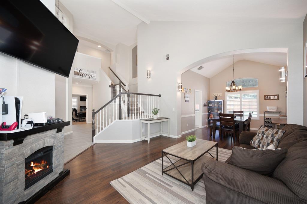 Detail Gallery Image 8 of 60 For 437 Anacapa Dr, Roseville,  CA 95678 - 4 Beds | 2/1 Baths