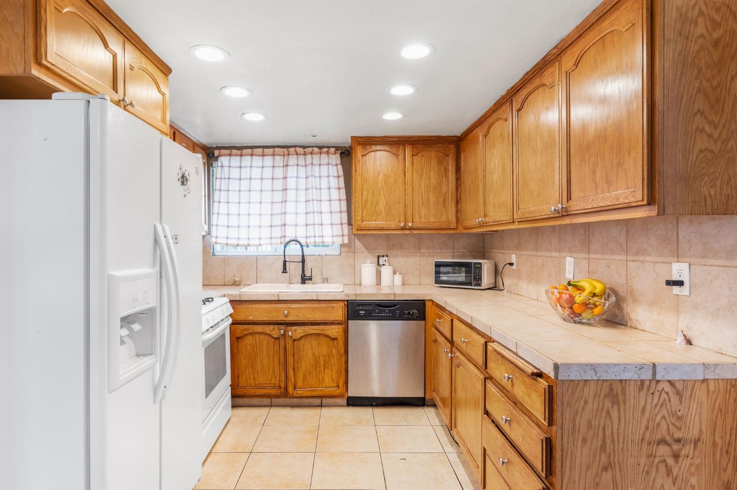 Detail Gallery Image 12 of 38 For 2210 Valmora Dr, Stockton,  CA 95210 - 3 Beds | 2 Baths
