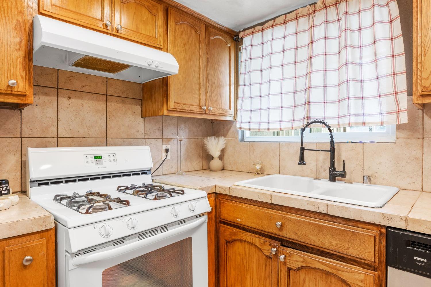 Detail Gallery Image 14 of 38 For 2210 Valmora Dr, Stockton,  CA 95210 - 3 Beds | 2 Baths