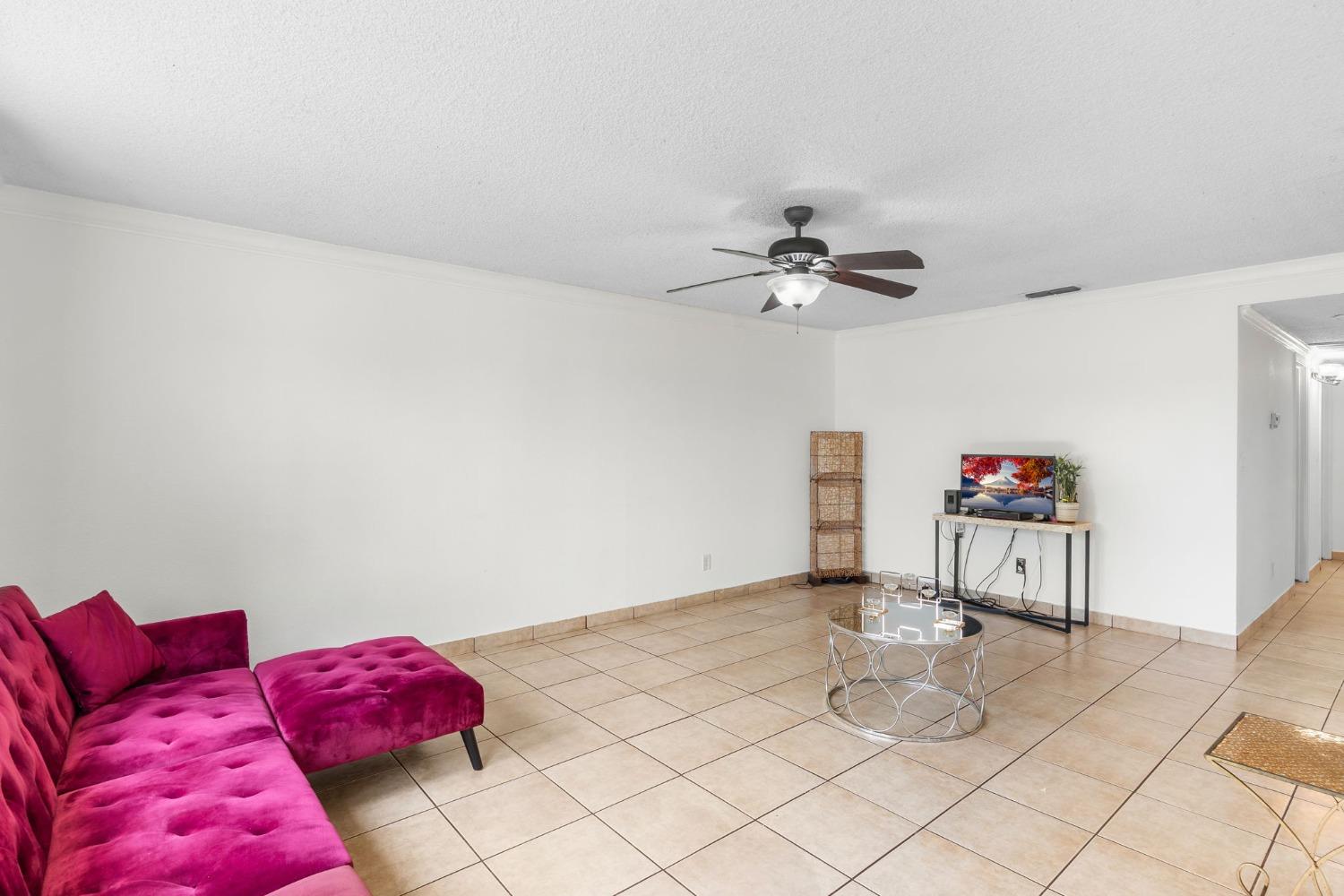 Detail Gallery Image 7 of 38 For 2210 Valmora Dr, Stockton,  CA 95210 - 3 Beds | 2 Baths