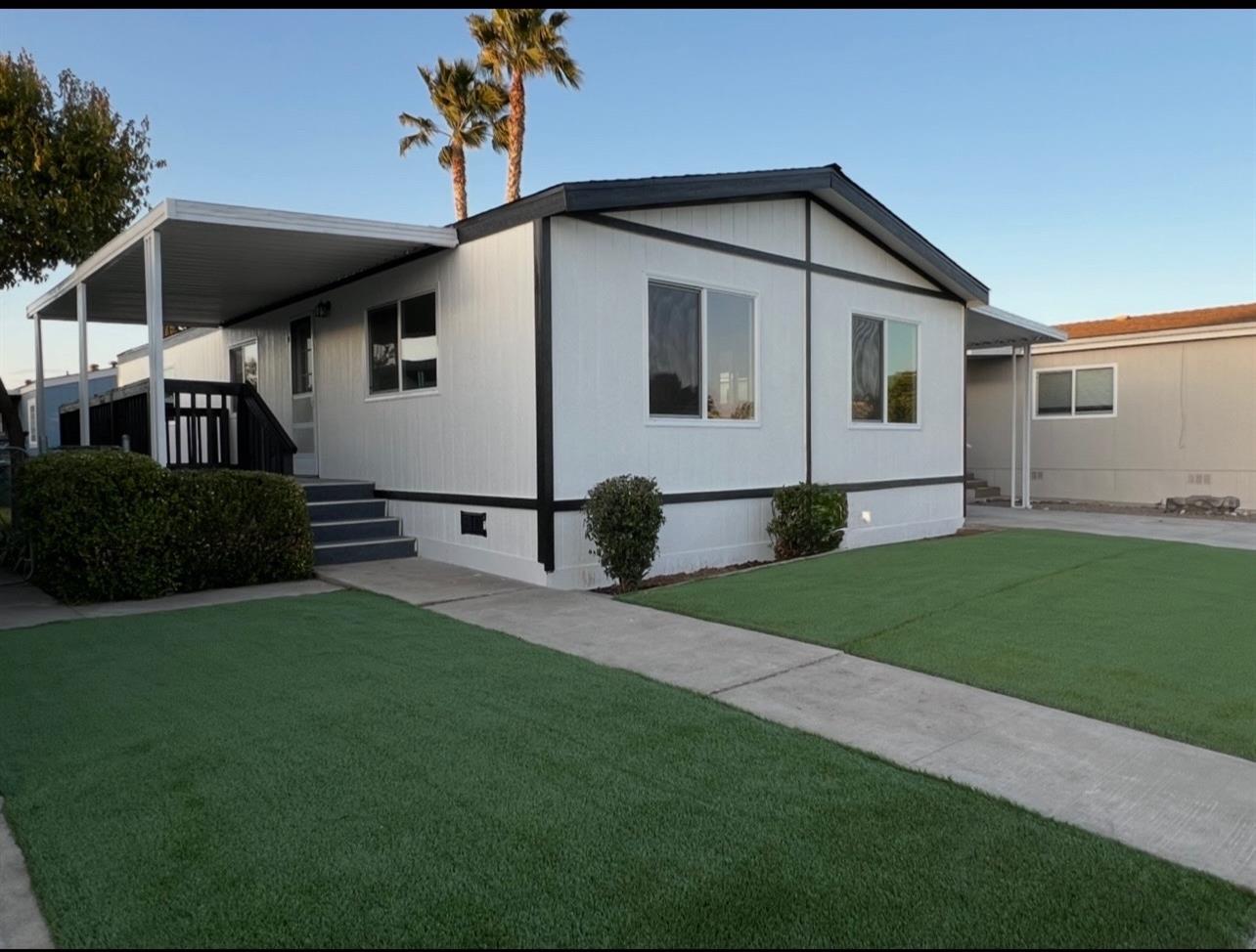 Detail Gallery Image 2 of 17 For 5901 Newbrook Cir 112, Riverbank,  CA 95367 - 3 Beds | 2 Baths