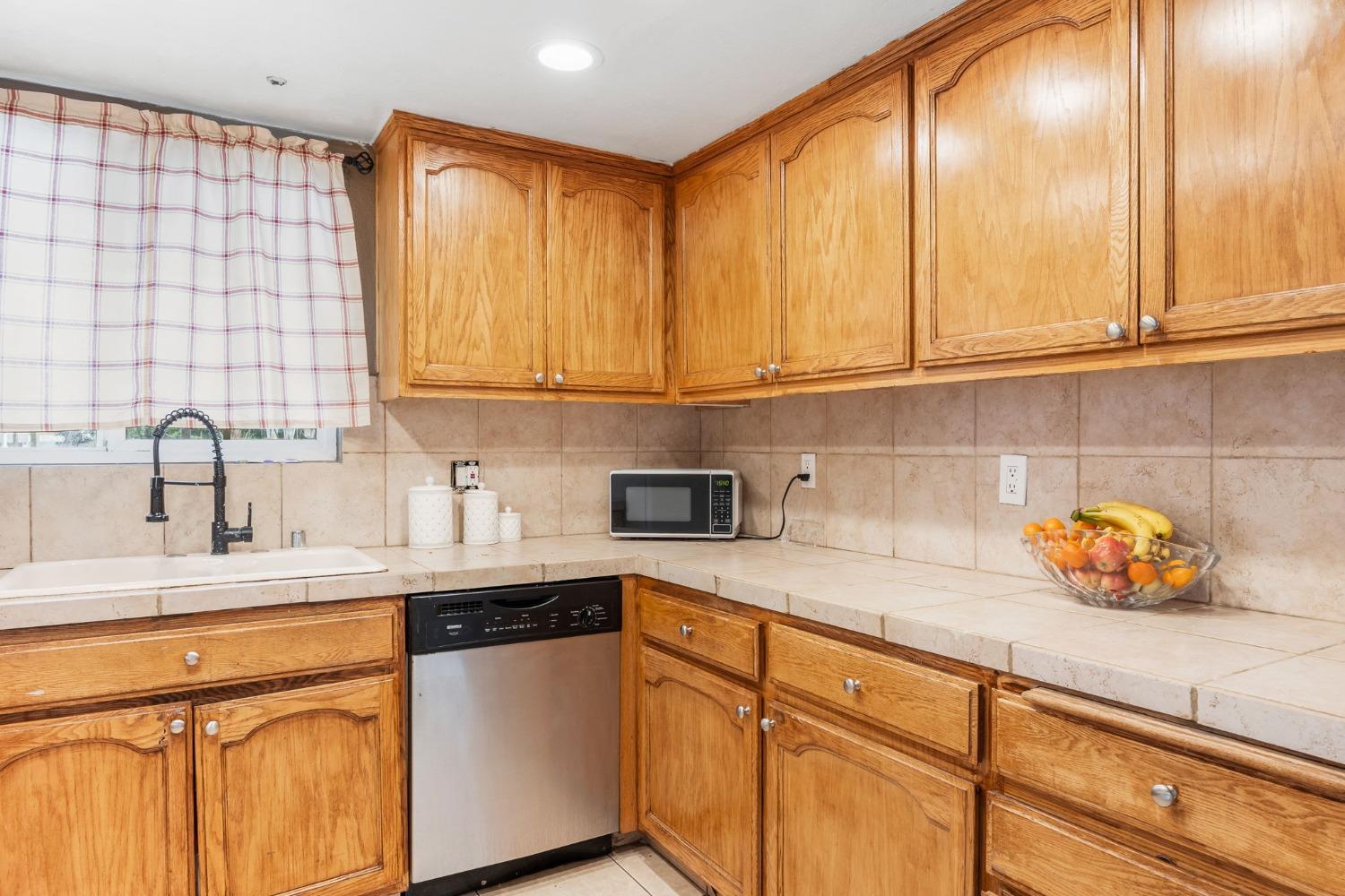 Detail Gallery Image 13 of 38 For 2210 Valmora Dr, Stockton,  CA 95210 - 3 Beds | 2 Baths