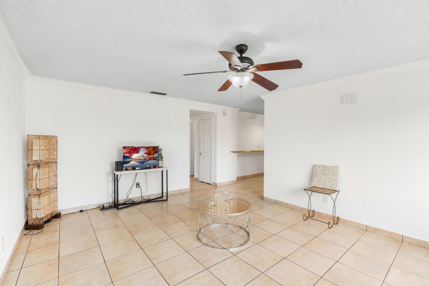 Detail Gallery Image 9 of 38 For 2210 Valmora Dr, Stockton,  CA 95210 - 3 Beds | 2 Baths