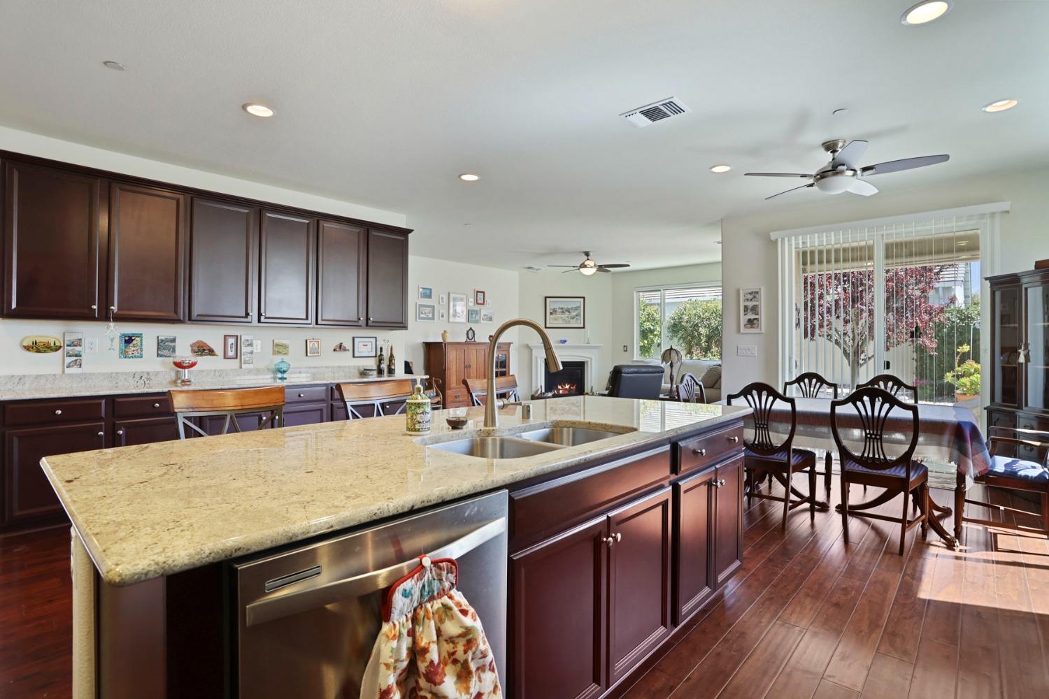 Detail Gallery Image 12 of 70 For 1588 Arbor Brook Dr, Manteca,  CA 95336 - 3 Beds | 2 Baths