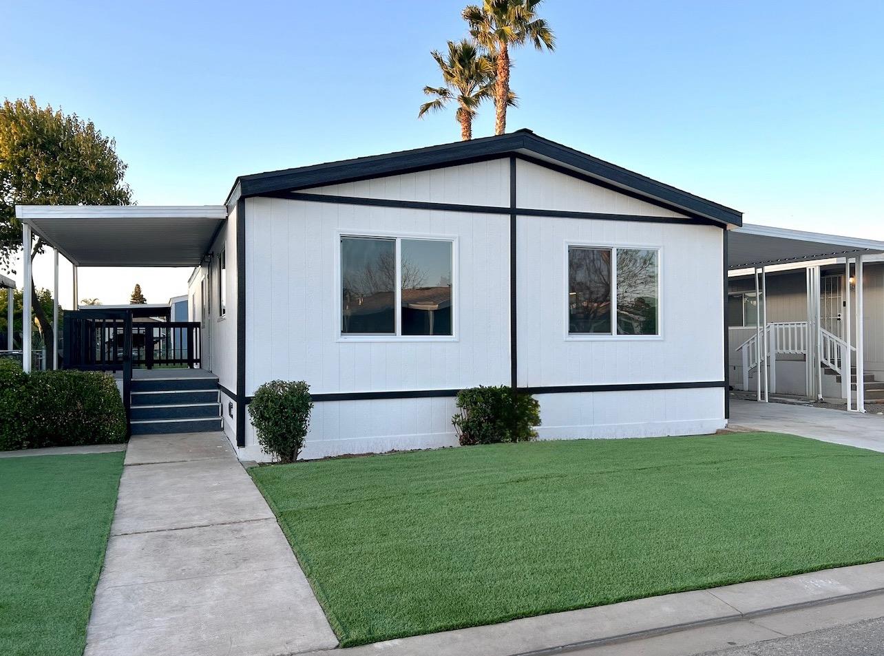 Detail Gallery Image 1 of 17 For 5901 Newbrook Cir 112, Riverbank,  CA 95367 - 3 Beds | 2 Baths