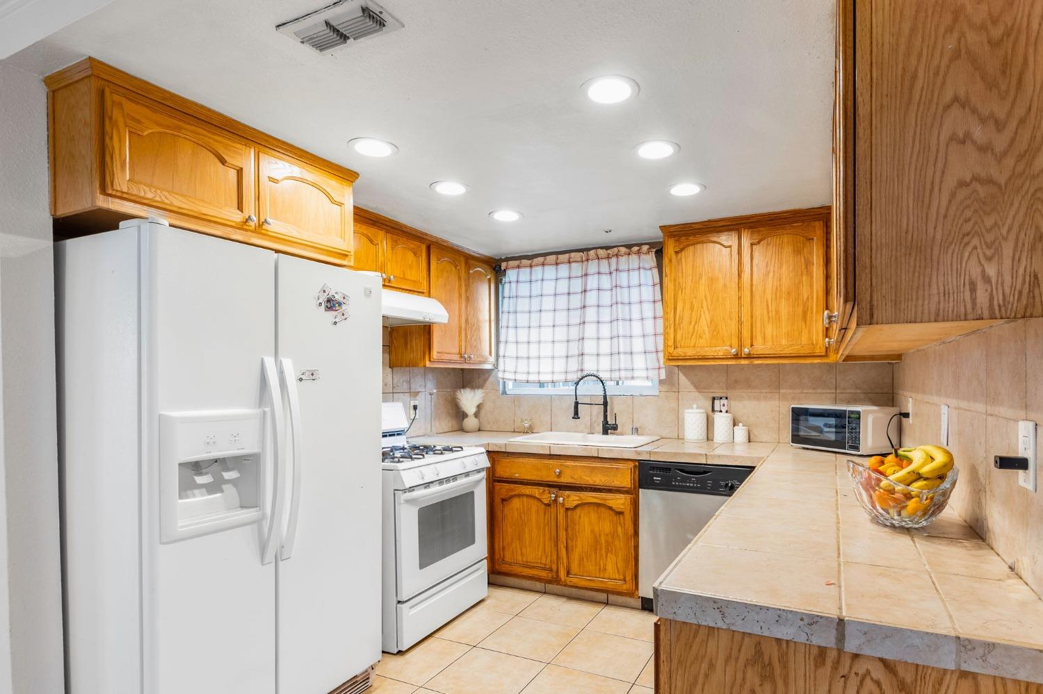 Detail Gallery Image 11 of 38 For 2210 Valmora Dr, Stockton,  CA 95210 - 3 Beds | 2 Baths