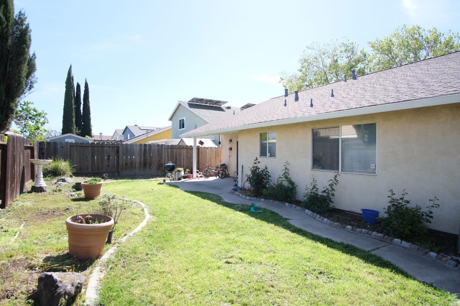Detail Gallery Image 4 of 19 For 2284 Dry Creek Way, Stockton,  CA 95206 - 3 Beds | 2 Baths