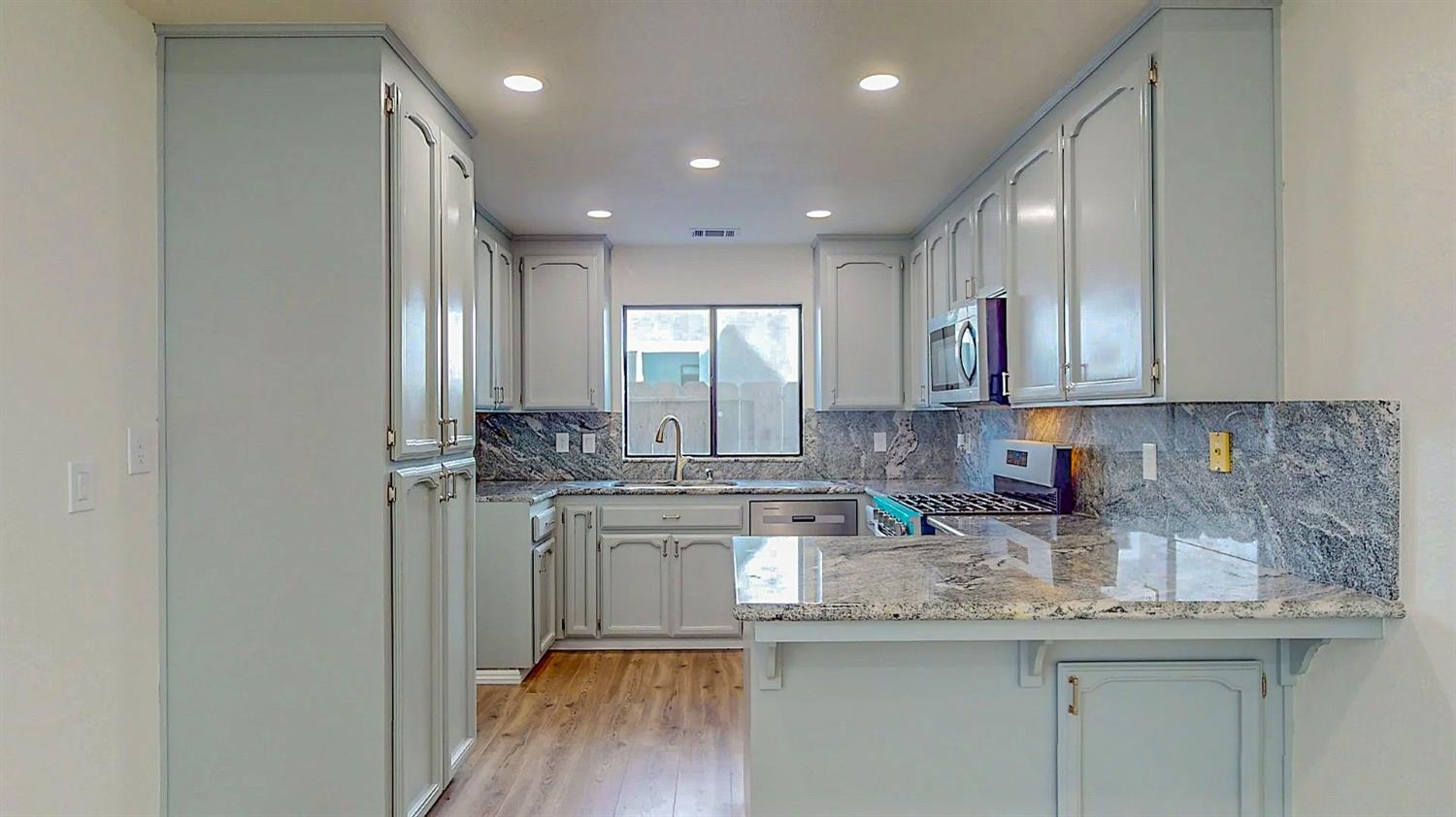 Detail Gallery Image 14 of 50 For 1324 Moffett Rd, Modesto,  CA 95351 - 5 Beds | 3 Baths
