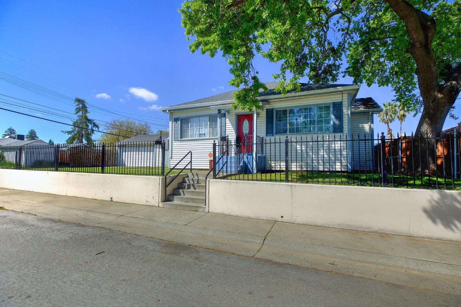 Detail Gallery Image 3 of 22 For 2515 Colfax St, Sacramento,  CA 95815 - 2 Beds | 1 Baths