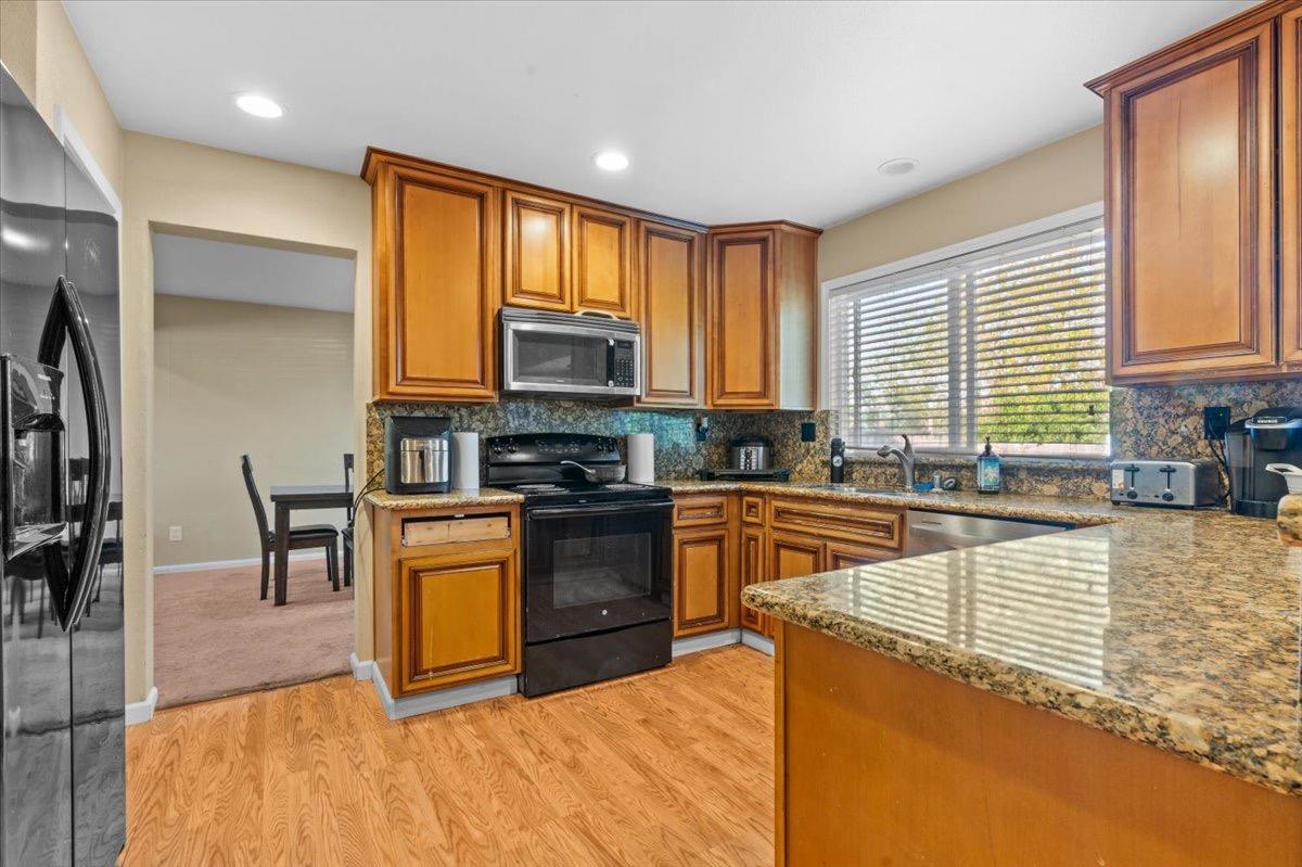 Detail Gallery Image 5 of 26 For 4307 Suzanne Dr, Pittsburg,  CA 94565 - 5 Beds | 3 Baths