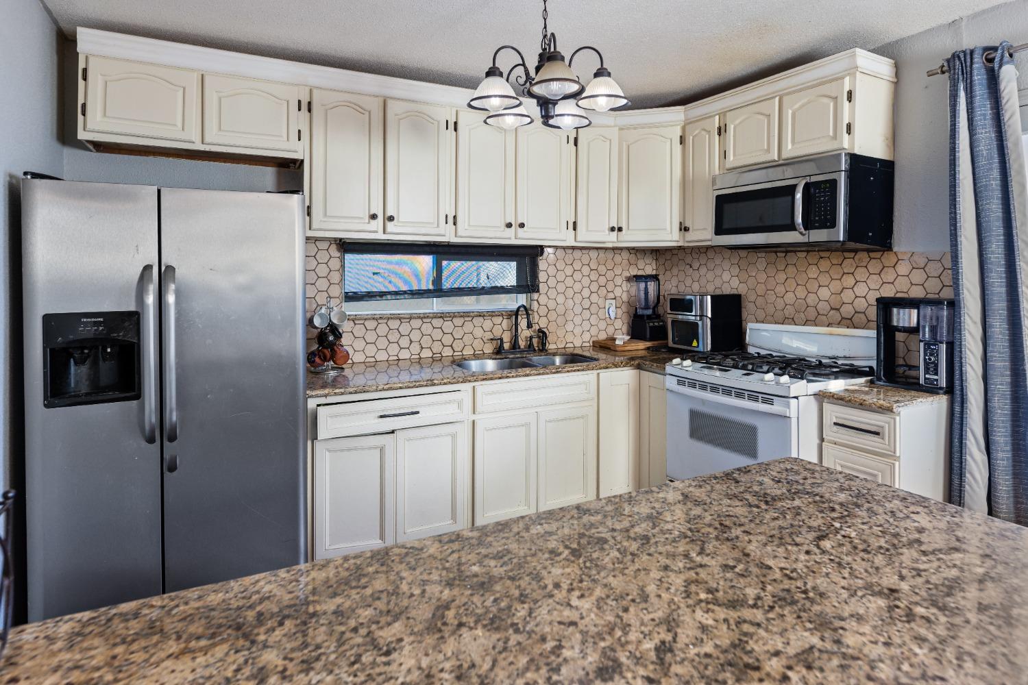 Detail Gallery Image 7 of 30 For 3158 Redwood Ave, Stockton,  CA 95205 - 2 Beds | 1 Baths