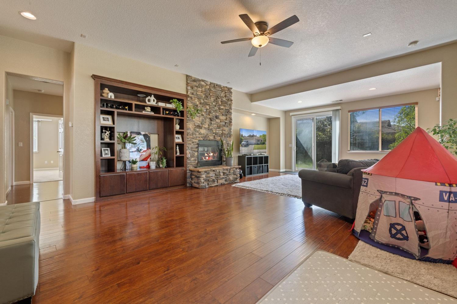 Detail Gallery Image 5 of 32 For 936 Heartland Dr, Manteca,  CA 95337 - 3 Beds | 2 Baths