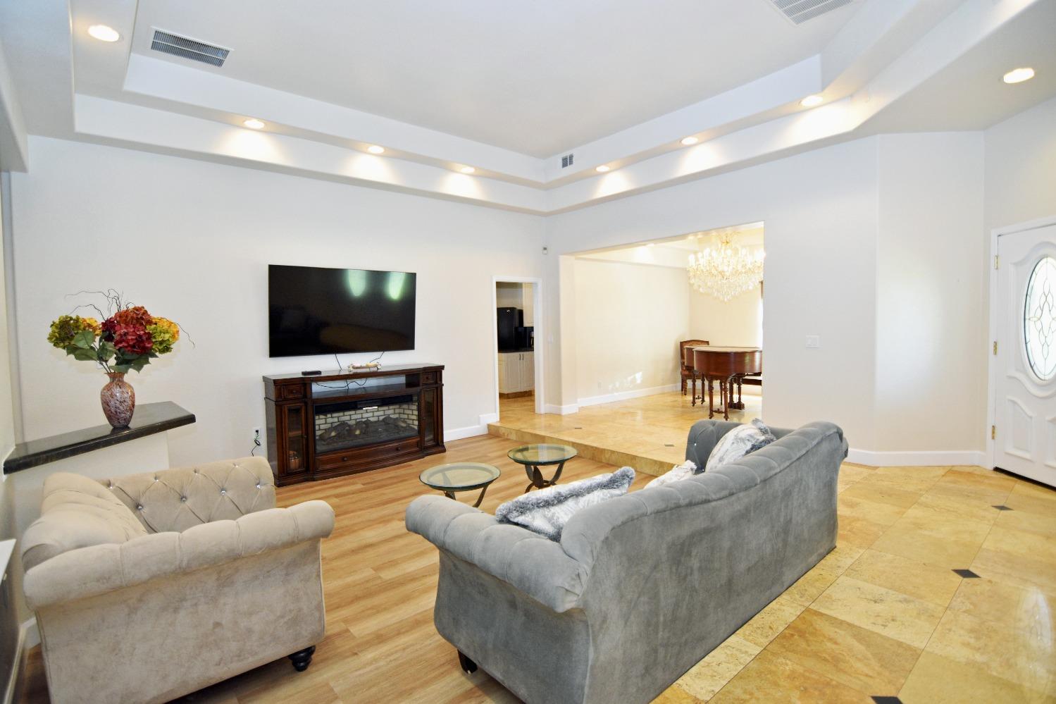 Detail Gallery Image 12 of 62 For 1945 Foxtail Ct, Turlock,  CA 95382 - 4 Beds | 3/1 Baths