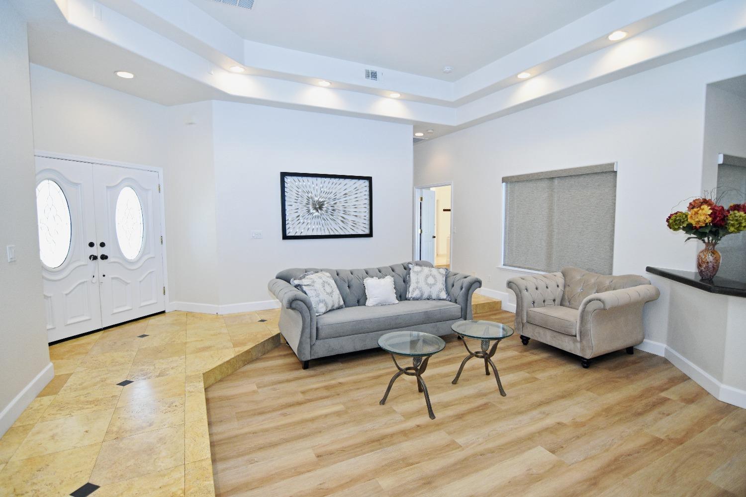 Detail Gallery Image 5 of 62 For 1945 Foxtail Ct, Turlock,  CA 95382 - 4 Beds | 3/1 Baths