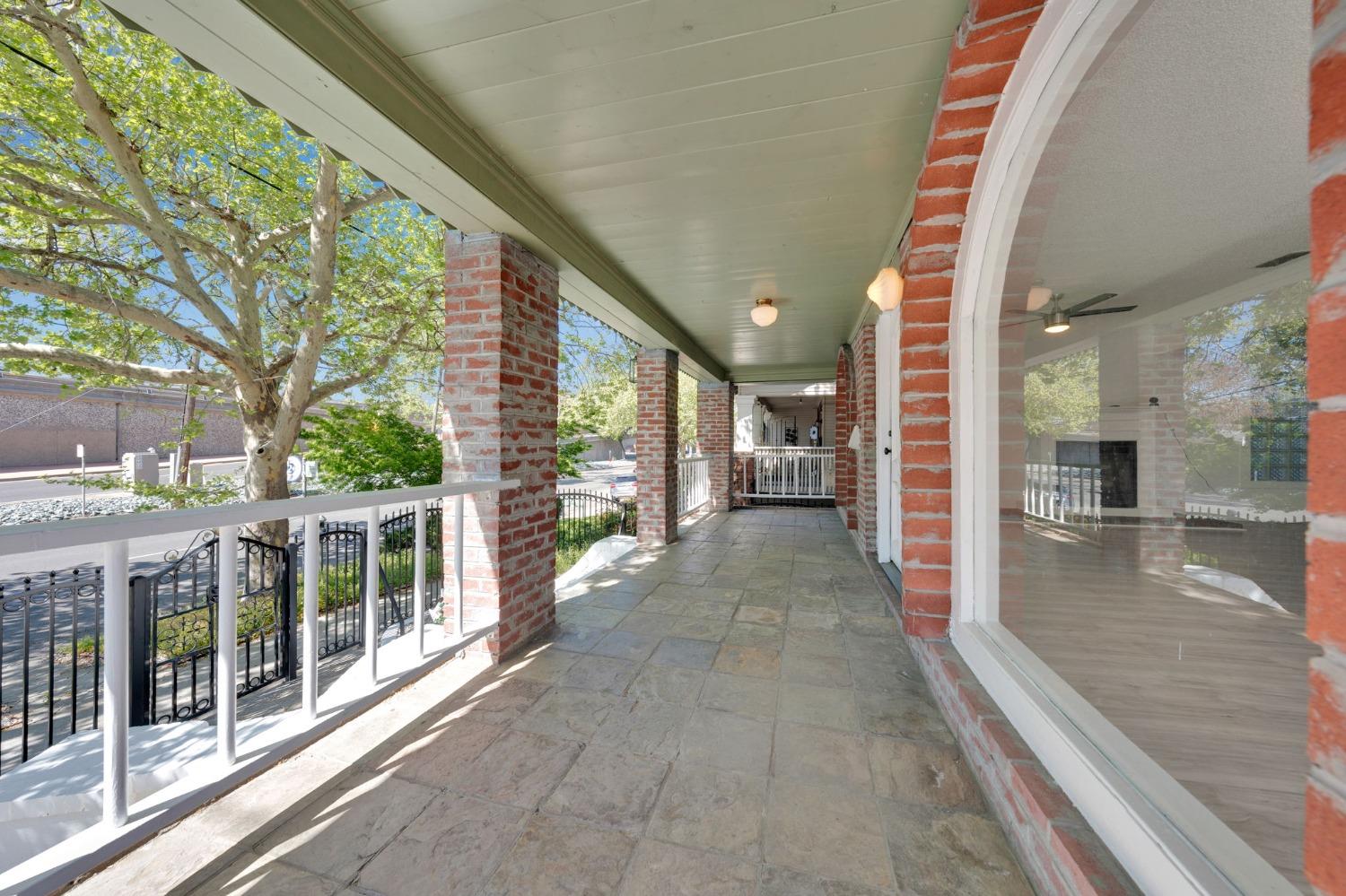 Detail Gallery Image 12 of 84 For 915 30th, Sacramento,  CA 95816 - 5 Beds | 2 Baths