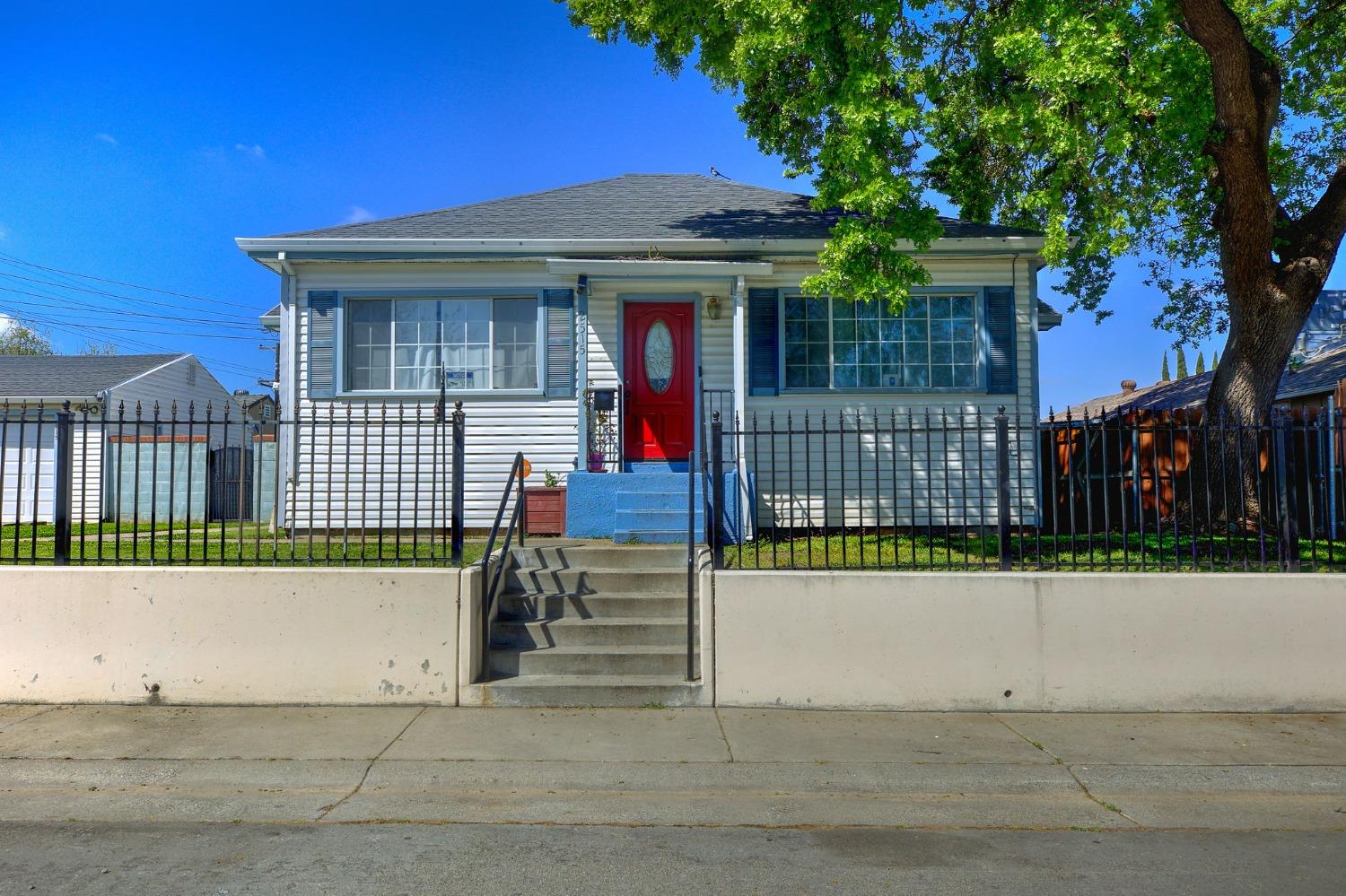 Detail Gallery Image 2 of 22 For 2515 Colfax St, Sacramento,  CA 95815 - 2 Beds | 1 Baths