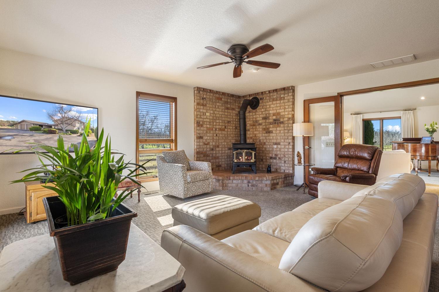 Detail Gallery Image 14 of 61 For 19909 E Comstock Road, Linden,  CA 95236 - 3 Beds | 3 Baths