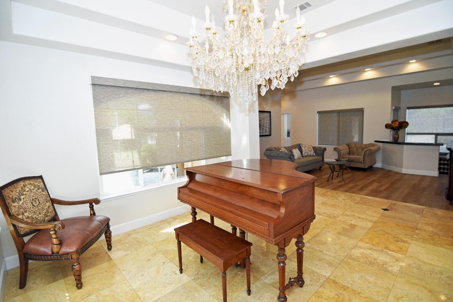 Detail Gallery Image 15 of 62 For 1945 Foxtail Ct, Turlock,  CA 95382 - 4 Beds | 3/1 Baths