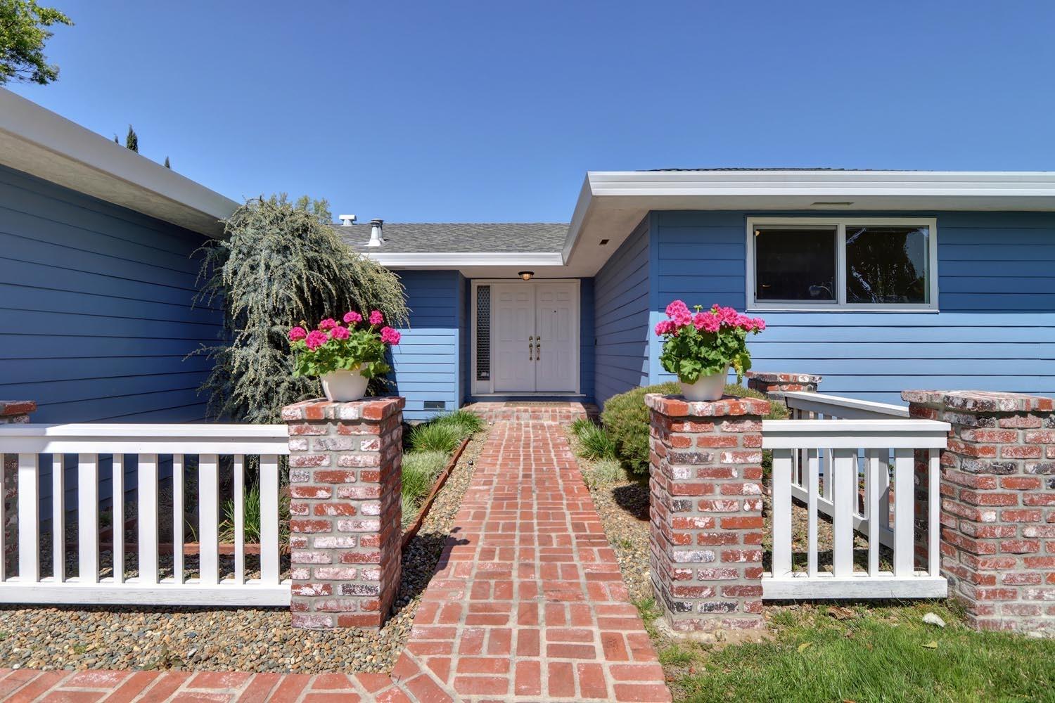 Detail Gallery Image 3 of 52 For 6392 Gloria Dr, Sacramento,  CA 95831 - 3 Beds | 2 Baths