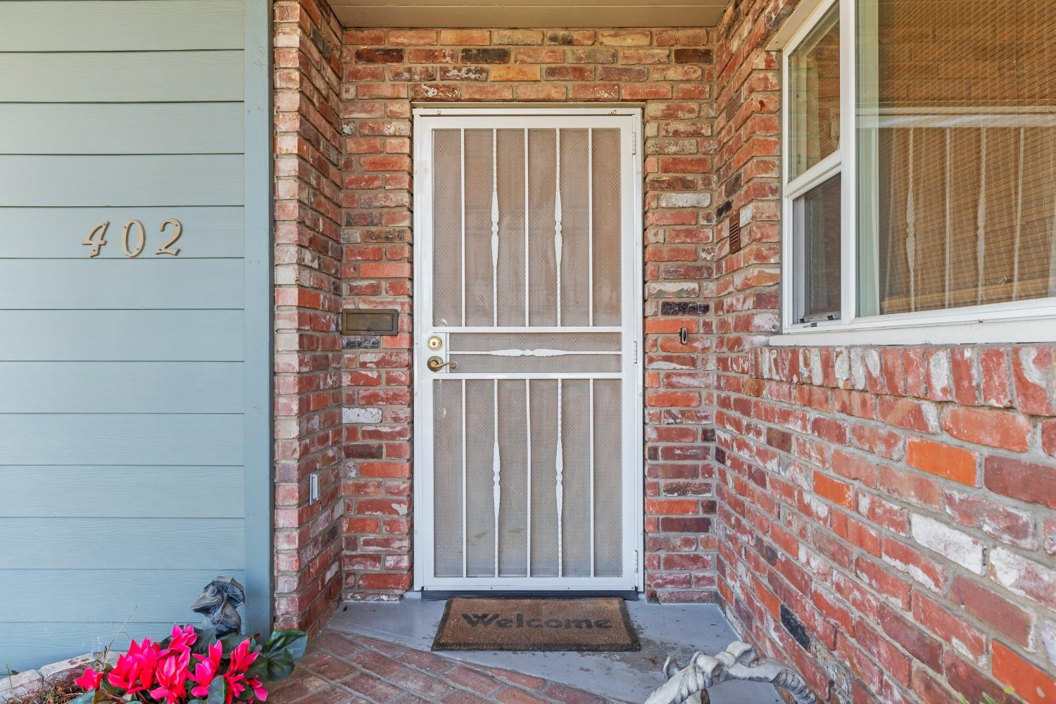 Detail Gallery Image 7 of 44 For 402 Northwood Dr, Modesto,  CA 95350 - 3 Beds | 2/1 Baths