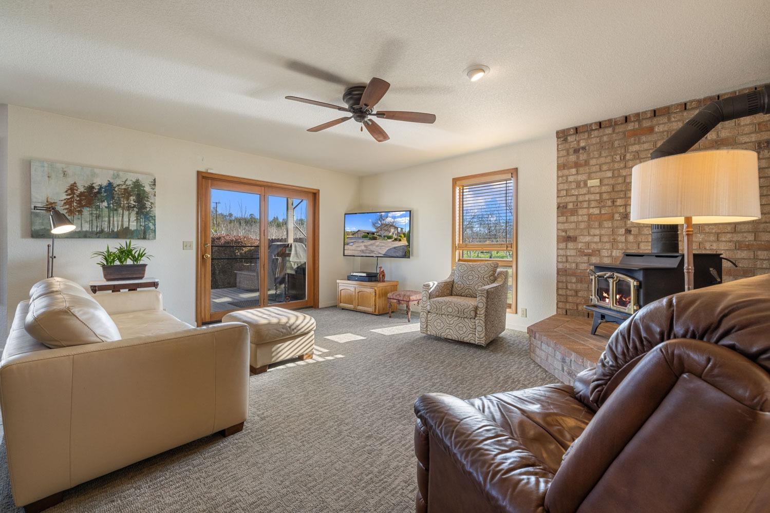 Detail Gallery Image 13 of 61 For 19909 E Comstock Road, Linden,  CA 95236 - 3 Beds | 3 Baths