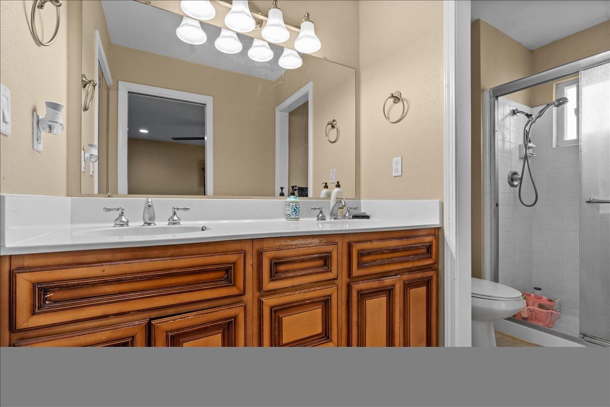 Detail Gallery Image 14 of 26 For 4307 Suzanne Dr, Pittsburg,  CA 94565 - 5 Beds | 3 Baths