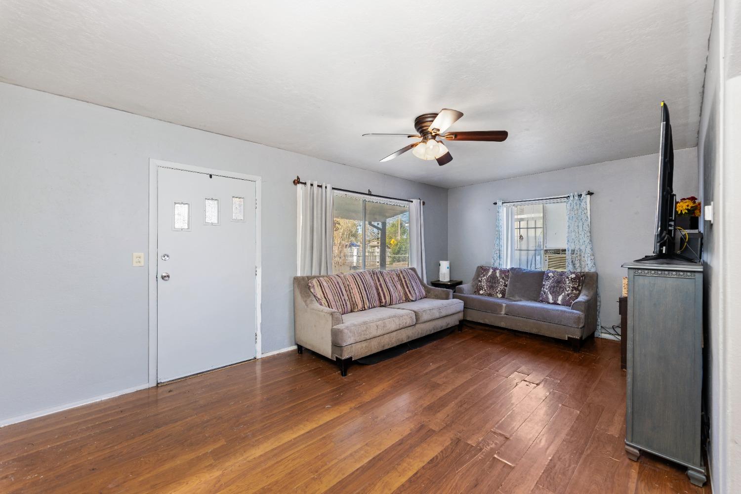 Detail Gallery Image 4 of 30 For 3158 Redwood Ave, Stockton,  CA 95205 - 2 Beds | 1 Baths