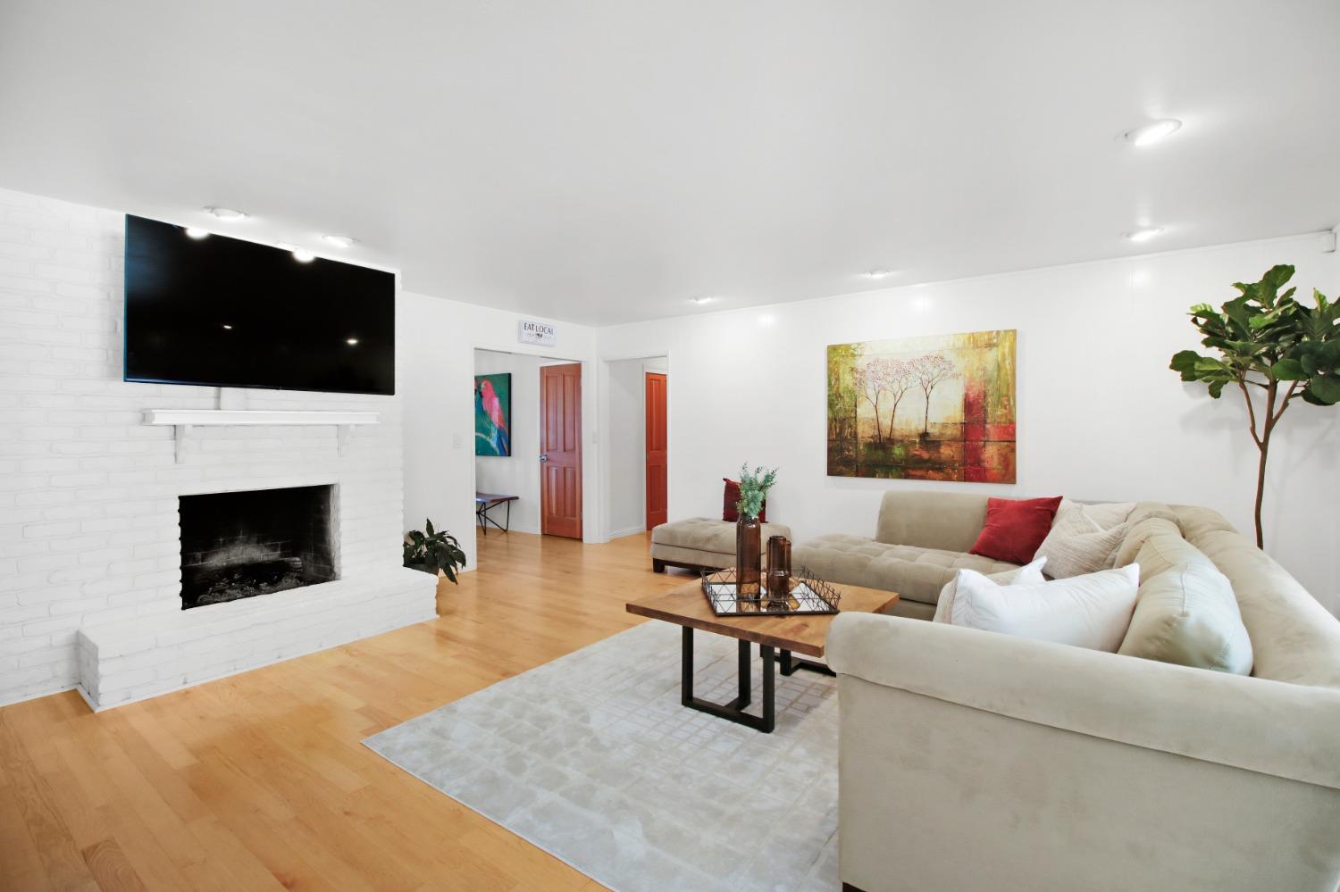 Detail Gallery Image 8 of 61 For 3950 American River Dr, Sacramento,  CA 95864 - 5 Beds | 3 Baths