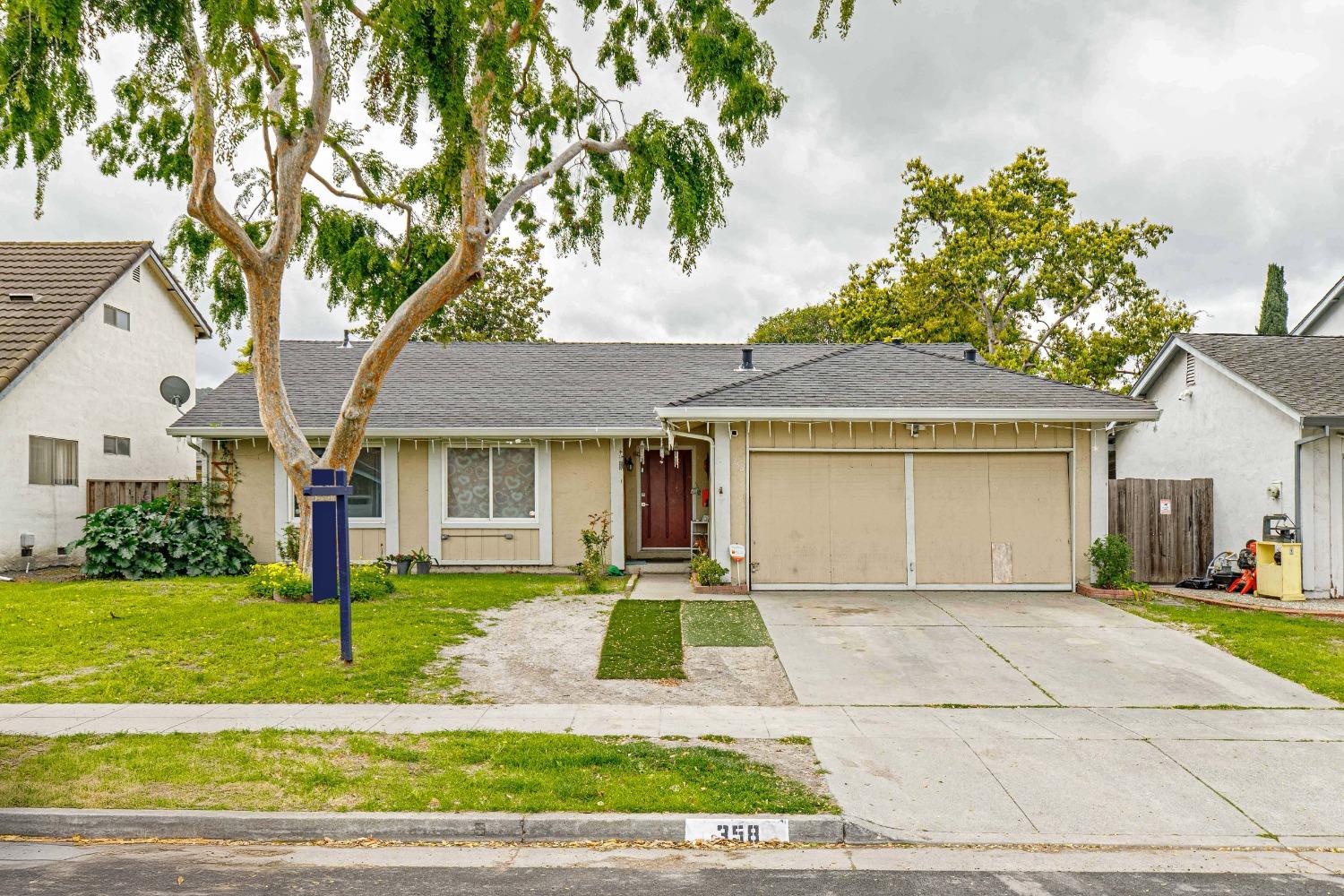 Detail Gallery Image 1 of 40 For 358 Conestoga Way, San Jose,  CA 95123 - 4 Beds | 2 Baths