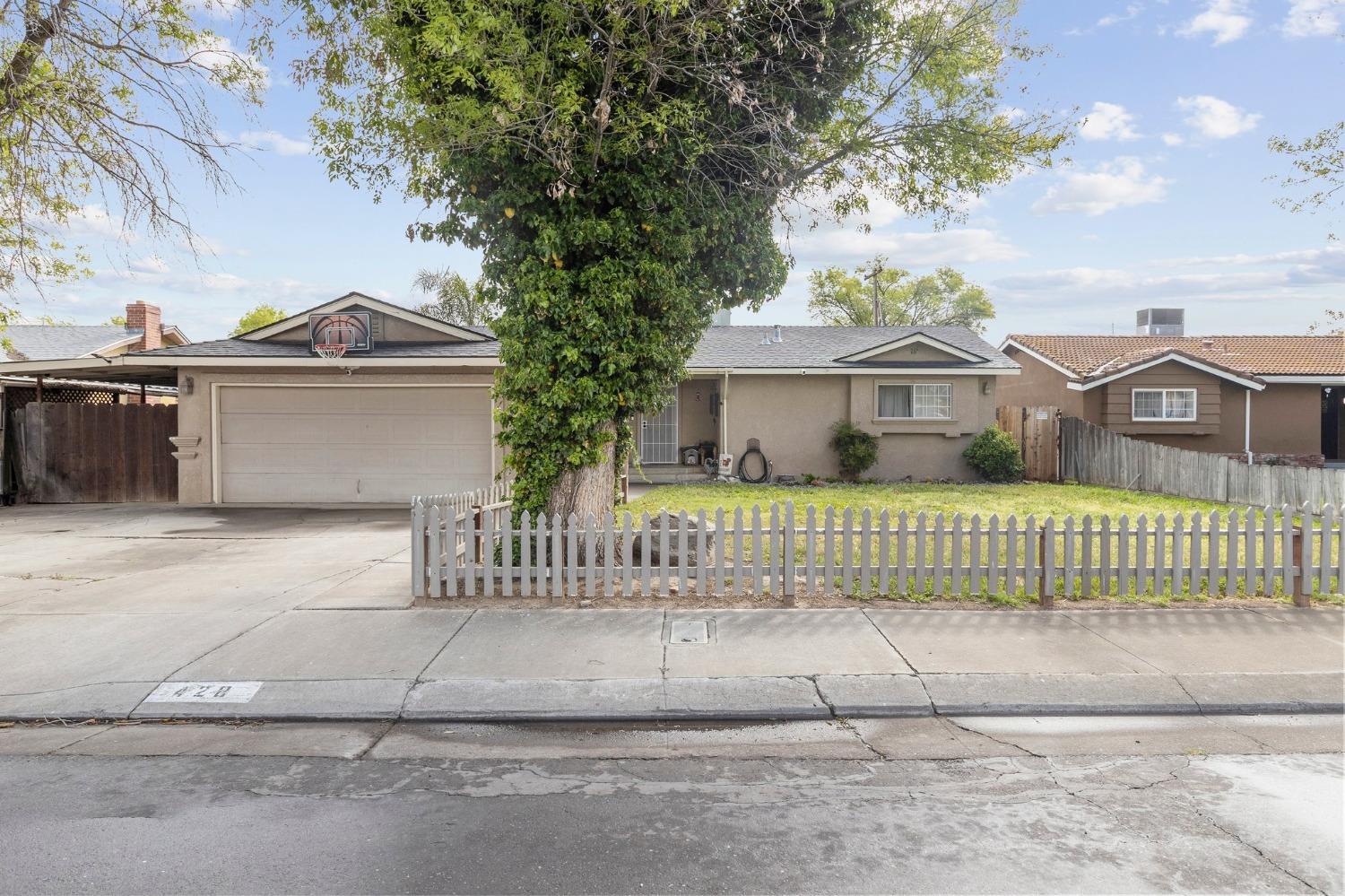 Detail Gallery Image 2 of 27 For 428 N Santa Monica St, Los Banos,  CA 93635 - 3 Beds | 2 Baths