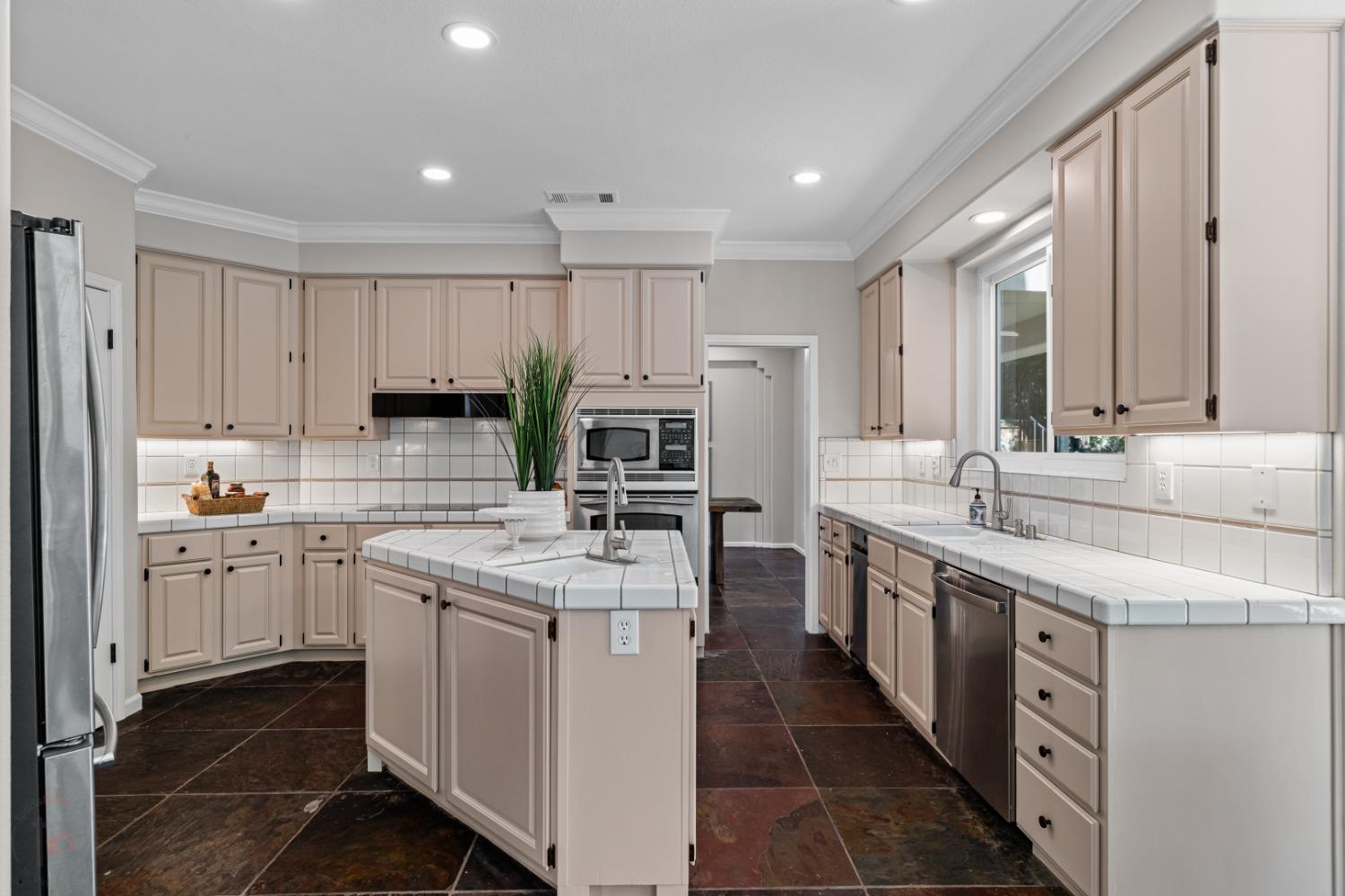 Detail Gallery Image 23 of 84 For 4583 Pine Valley Cir, Stockton,  CA 95219 - 5 Beds | 4 Baths