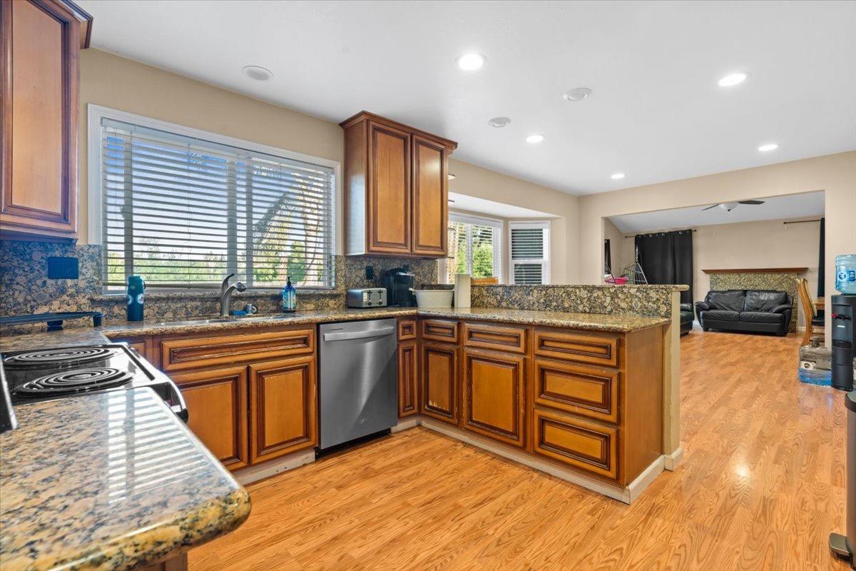 Detail Gallery Image 4 of 26 For 4307 Suzanne Dr, Pittsburg,  CA 94565 - 5 Beds | 3 Baths