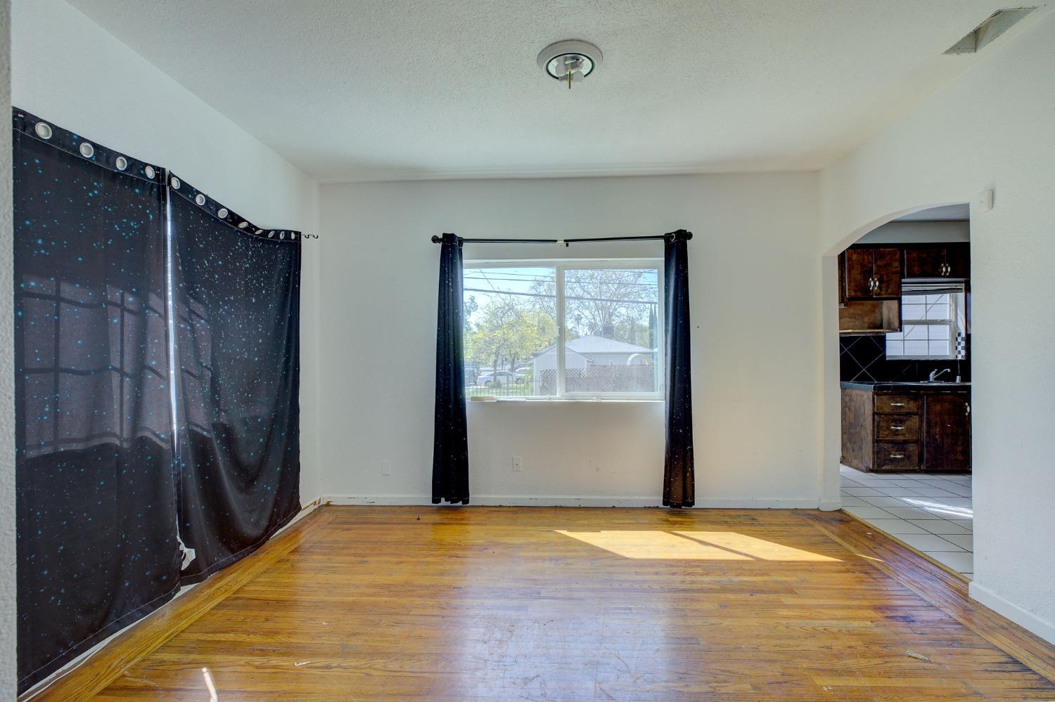 Detail Gallery Image 9 of 22 For 2515 Colfax St, Sacramento,  CA 95815 - 2 Beds | 1 Baths