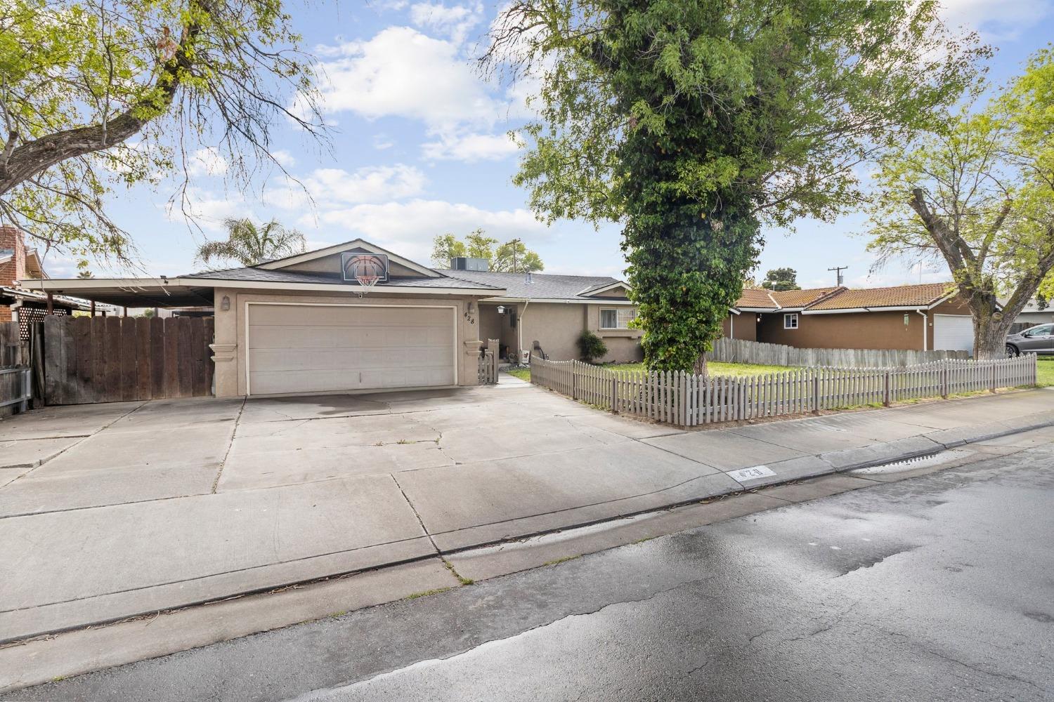 Detail Gallery Image 1 of 27 For 428 N Santa Monica St, Los Banos,  CA 93635 - 3 Beds | 2 Baths