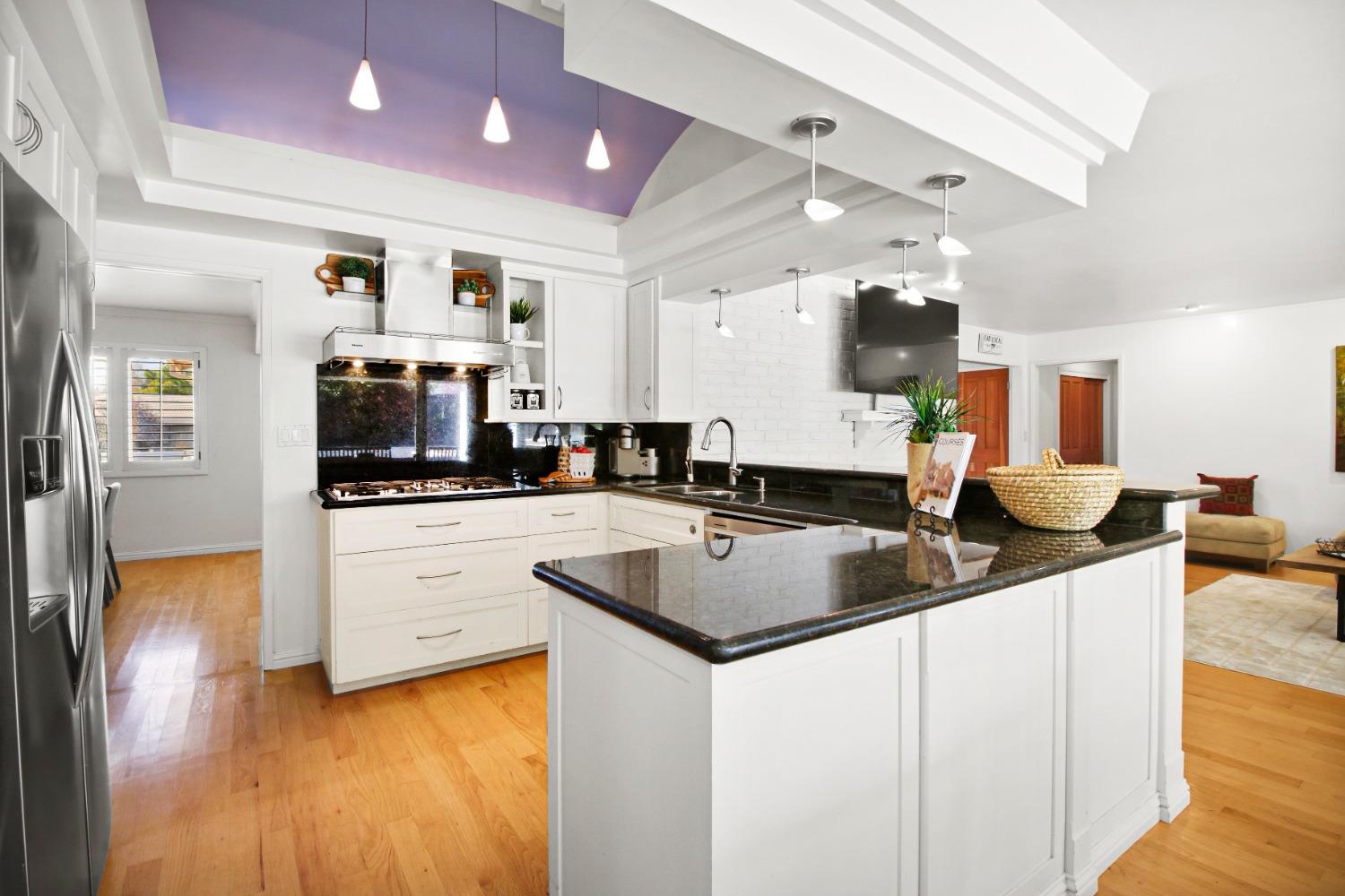 Detail Gallery Image 12 of 61 For 3950 American River Dr, Sacramento,  CA 95864 - 5 Beds | 3 Baths