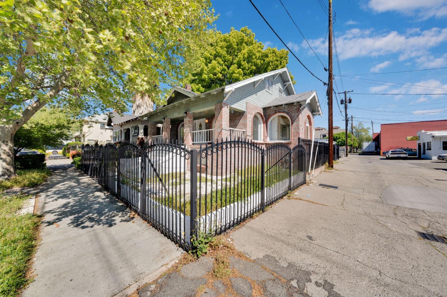 Detail Gallery Image 6 of 84 For 915 30th, Sacramento,  CA 95816 - 5 Beds | 2 Baths