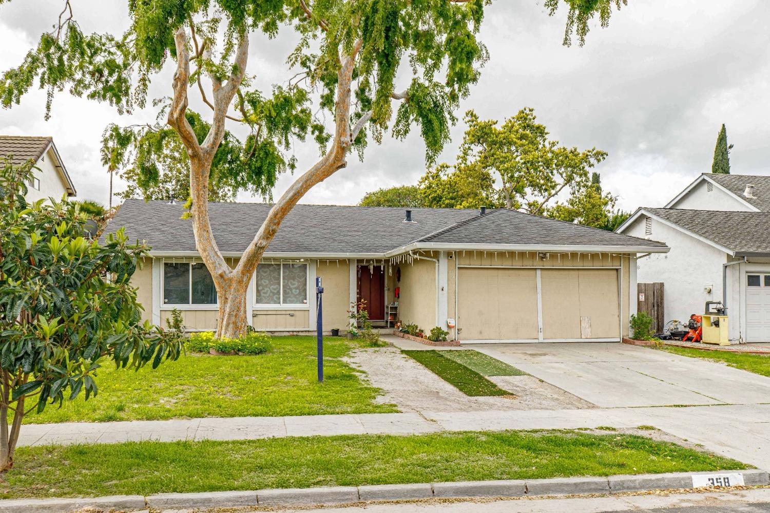 Detail Gallery Image 2 of 40 For 358 Conestoga Way, San Jose,  CA 95123 - 4 Beds | 2 Baths