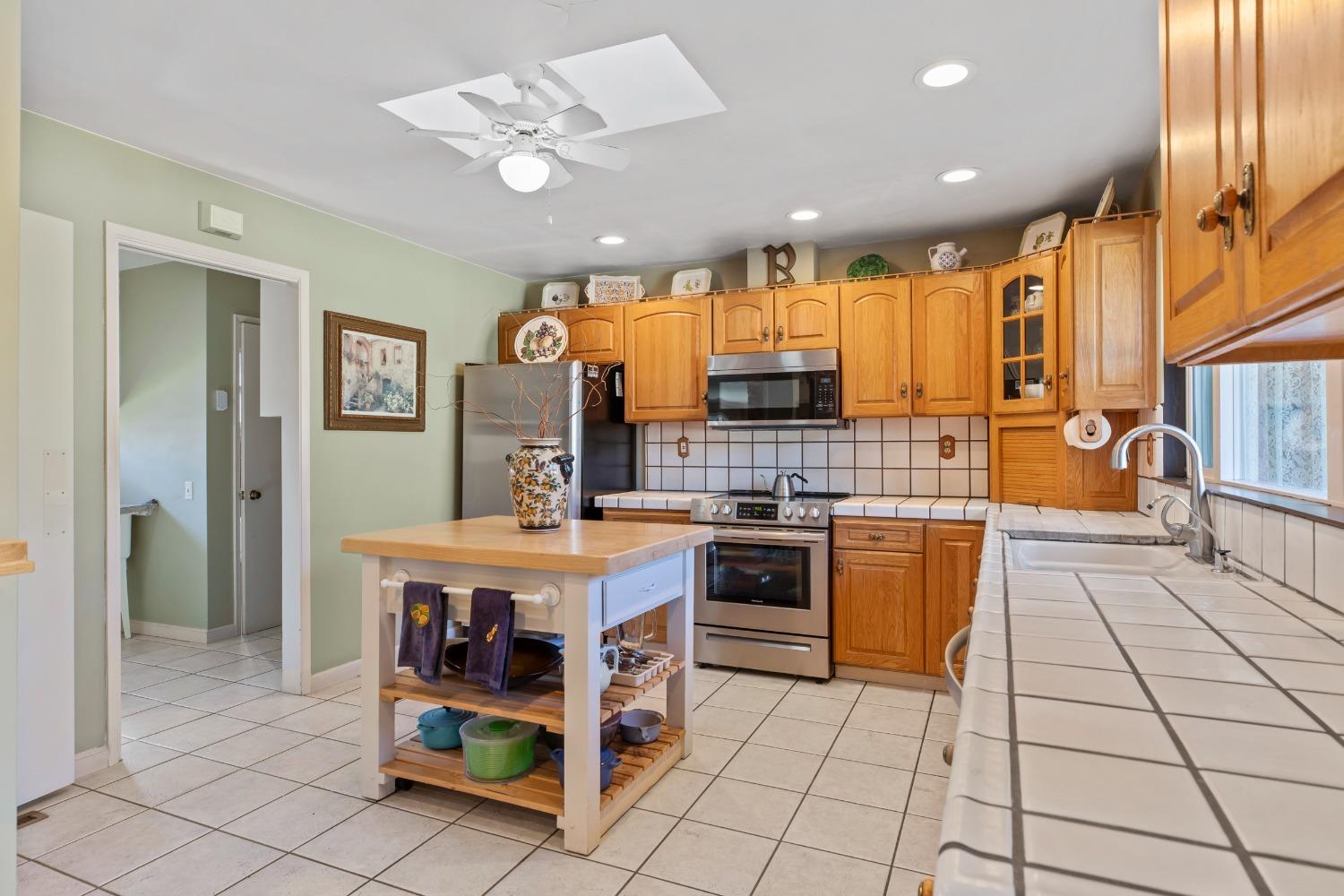 Detail Gallery Image 18 of 44 For 402 Northwood Dr, Modesto,  CA 95350 - 3 Beds | 2/1 Baths