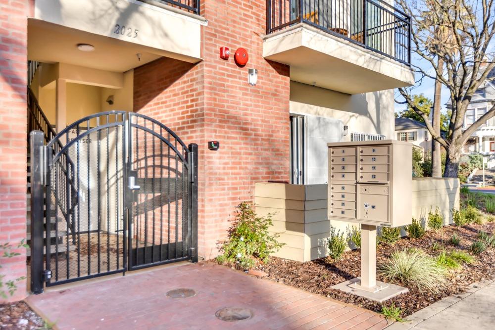 Detail Gallery Image 5 of 74 For 1928 21st St, Sacramento,  CA 95811 - – Beds | – Baths