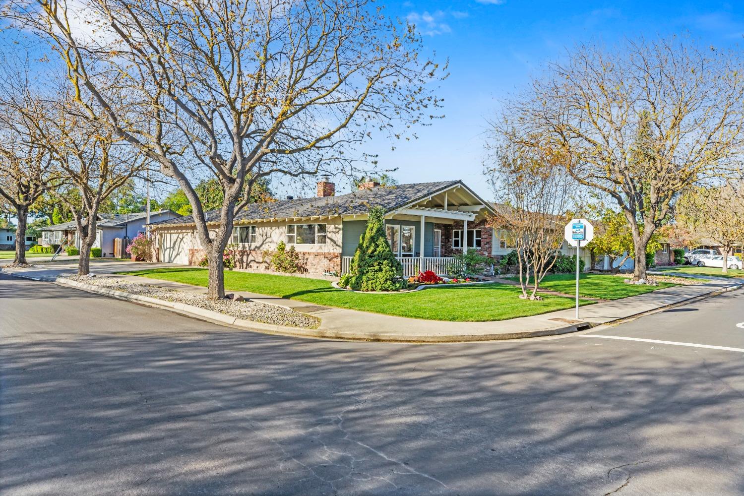 Detail Gallery Image 4 of 44 For 402 Northwood Dr, Modesto,  CA 95350 - 3 Beds | 2/1 Baths