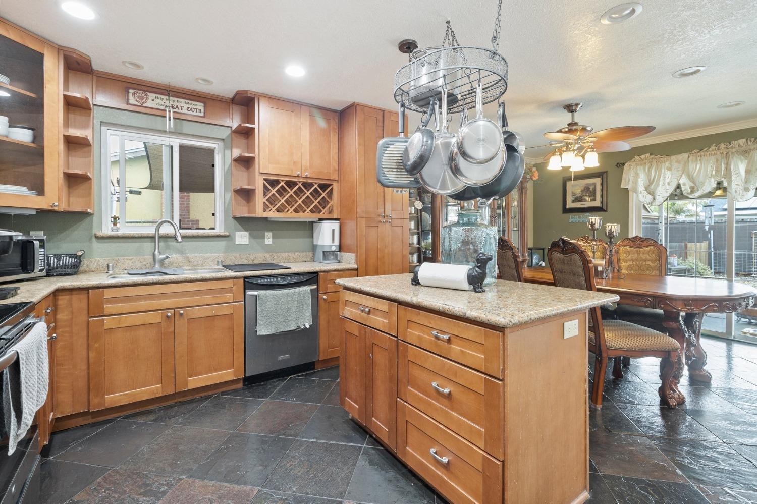 Detail Gallery Image 5 of 27 For 428 N Santa Monica St, Los Banos,  CA 93635 - 3 Beds | 2 Baths