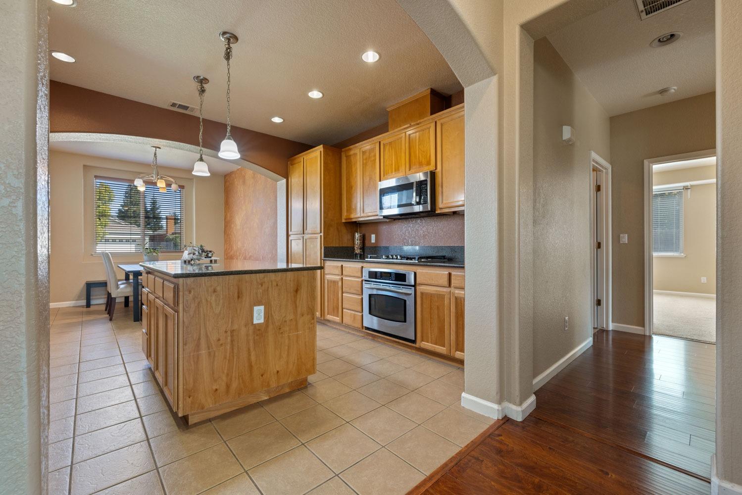 Detail Gallery Image 9 of 32 For 936 Heartland Dr, Manteca,  CA 95337 - 3 Beds | 2 Baths