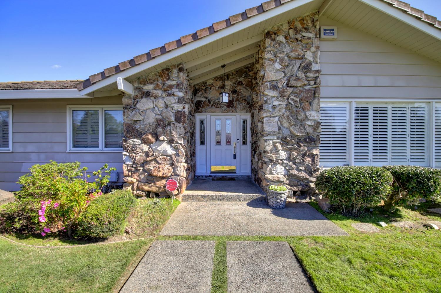 Detail Gallery Image 3 of 61 For 3950 American River Dr, Sacramento,  CA 95864 - 5 Beds | 3 Baths